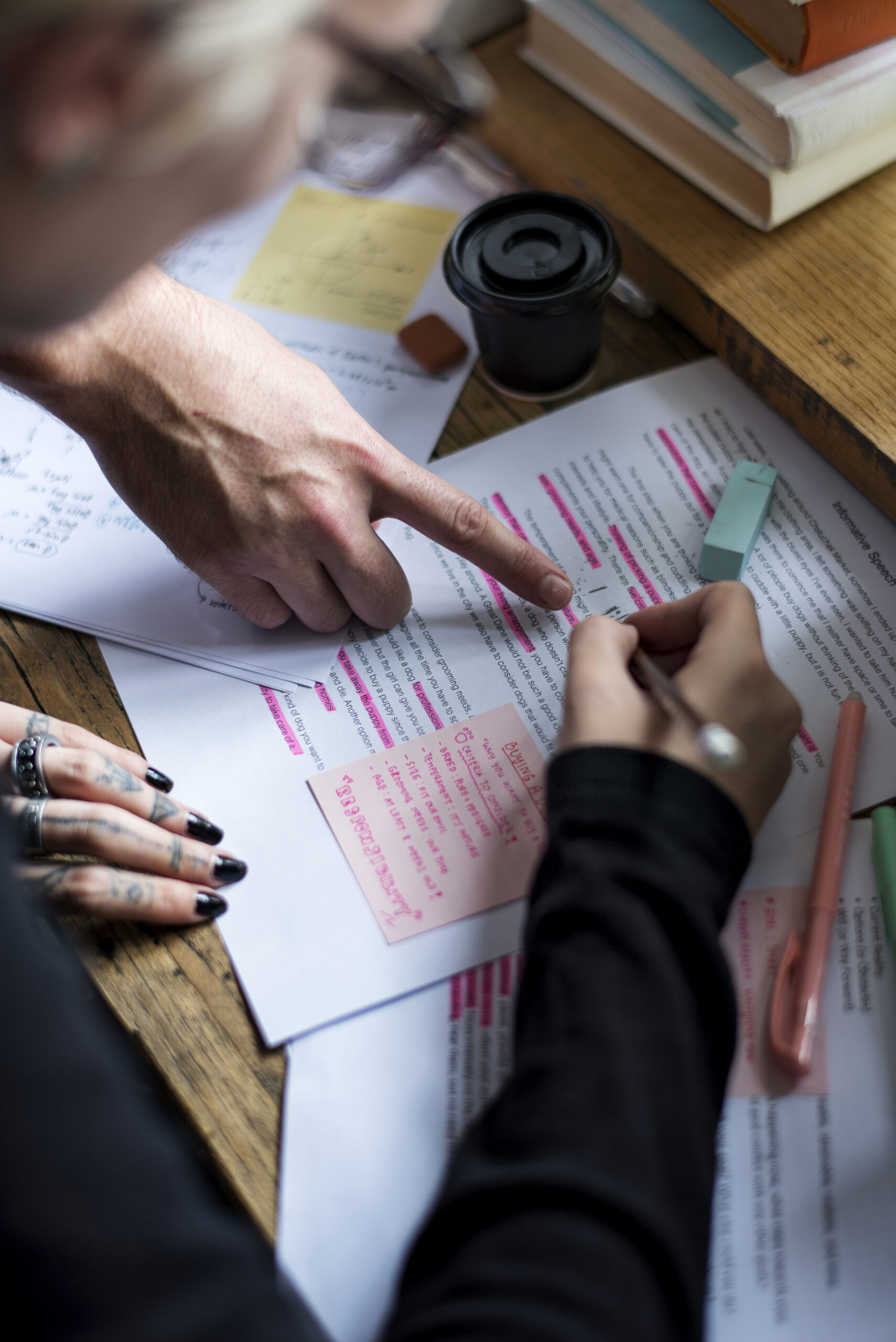 Personas revisando un documento con subrayadores